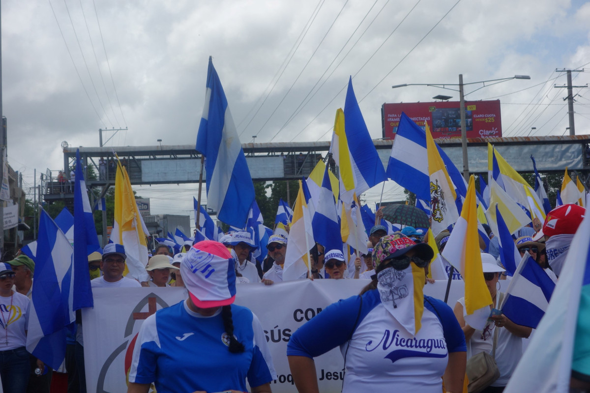 Regierungsgegner protestieren in Managua auf der Straße. Aus Angst, erkannt zu werden, haben sie sich vermummt. Foto (2018): Adveniat/Klaus Ehringfeld