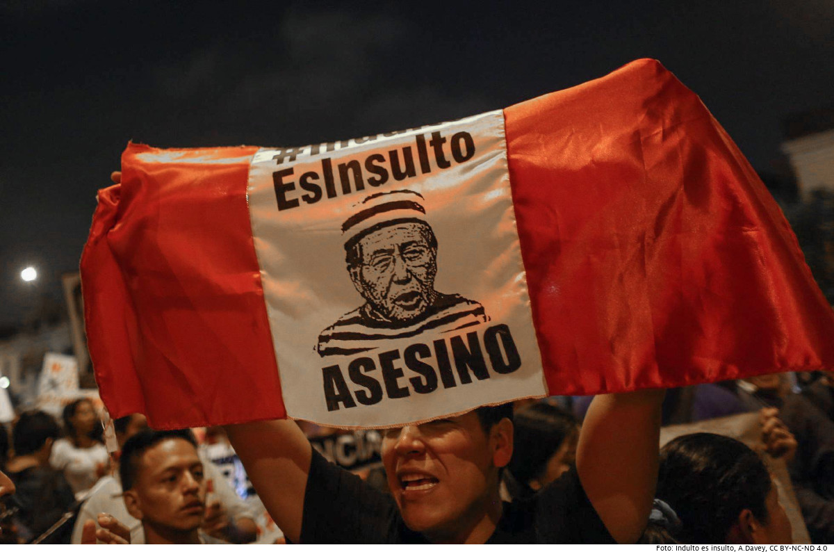 Demonstration gegen die Begnadigung von Perus Ex-Präsident Alberto Fujimori 2017. "Mörder" steht auf dem Transparent. Foto: Indulto es insulto, A.Davey, CC BY-NC-ND 4.0