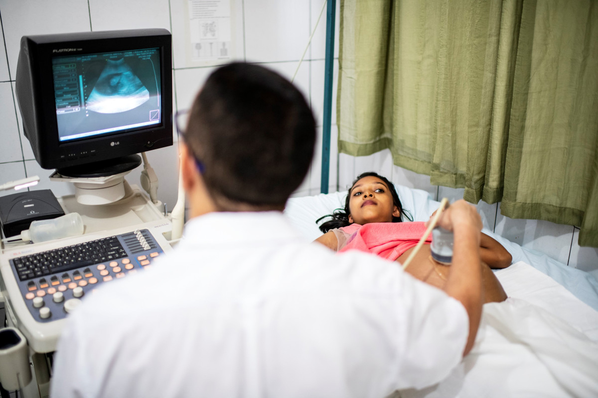 Ultraschalluntersuchung einer schwangeren Frau im Krankenhaus Hospital Santo Antonio in Alenquer, Brasilien. Foto (Symbolbild): Adveniat/Kopp