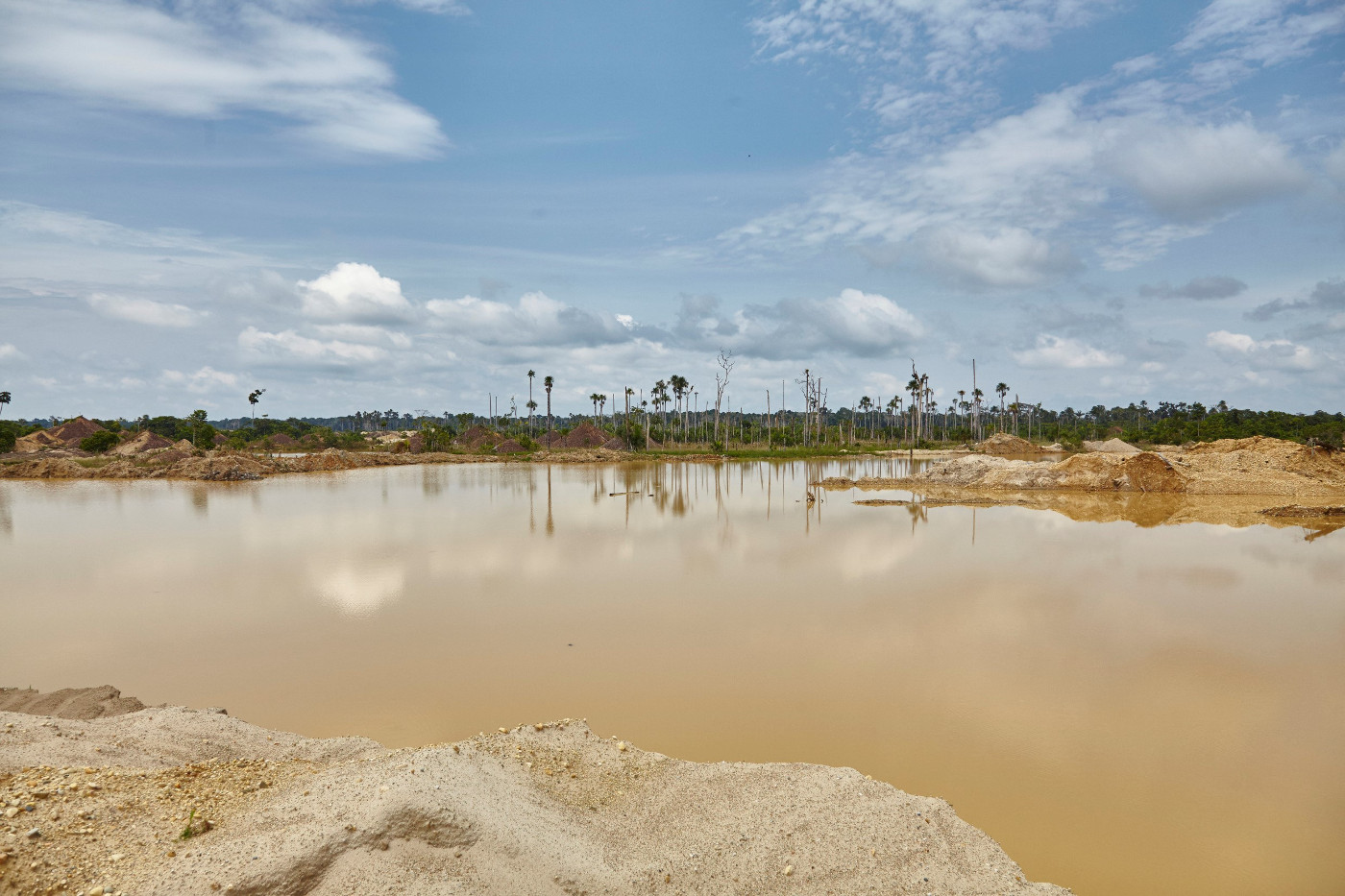 Ausgebeutete Goldgräberstelle im peruanischen Amazonasgebiet. Foto (Symbolbild): Adveniat/Tina Umlauf