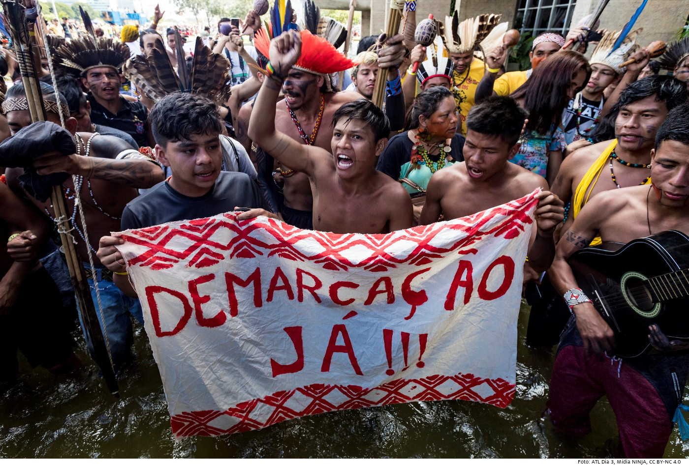 Indigener Protestcamp "Terra Livre" 2019 in Brasilia. Auf dem Transparent steht: "Demarkierung jetzt!!!". Foto (Symbolfoto): ATL Dia 3 • 26/04/2019 • Brasília DF, Mídia NINJA, CC BY-NC 4.0