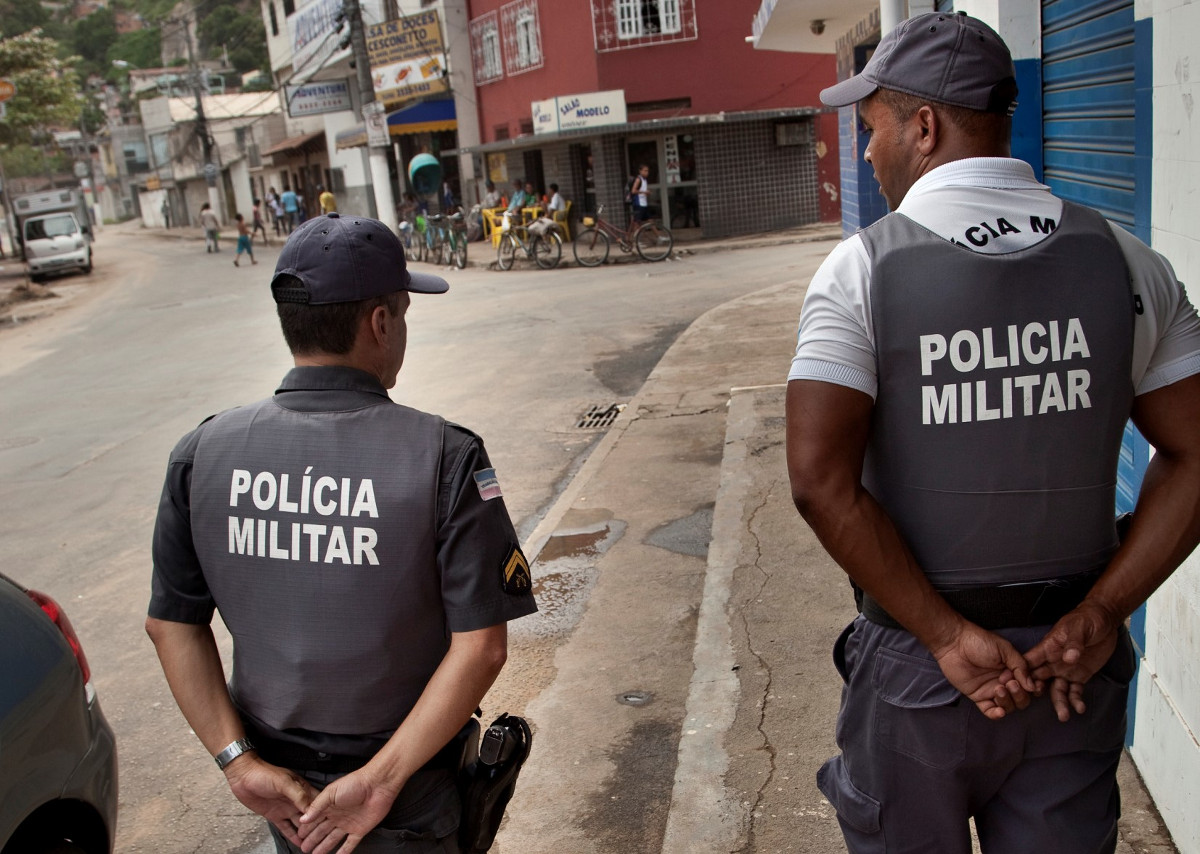 In einer Favela in Vitória in Brasilien patroullieren Polizisten. Foto (Symbolbild): Adveniat/Jürgen Escher