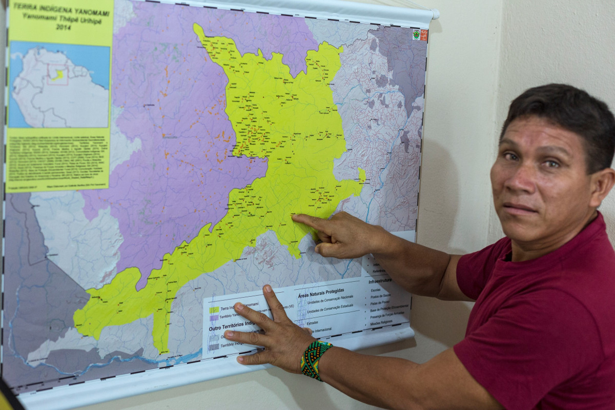 Armindo Goes Melo, Generalsekretär der vom Lateinamerika-Hilfswerk Adveniat unterstützten Yanomami-Organisation „Hutukara“, zeigt auf einer Karte die Grenzen des Yanomami-Schutzgebiets. Foto: Adveniat/Jürgen Escher