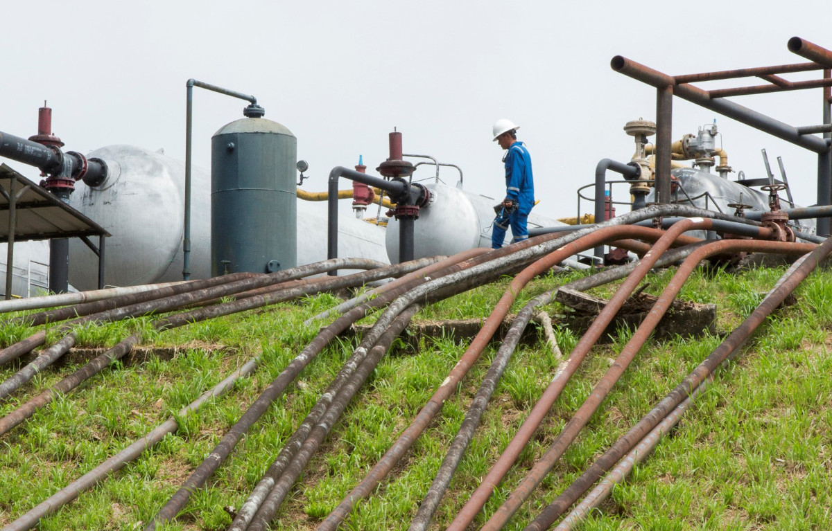 Erdöl-Raffinerie an der Via Auca im ecuadorianischen Amazonasgebiet. Foto (Symbolfoto): Adveniat/Achim Pohl