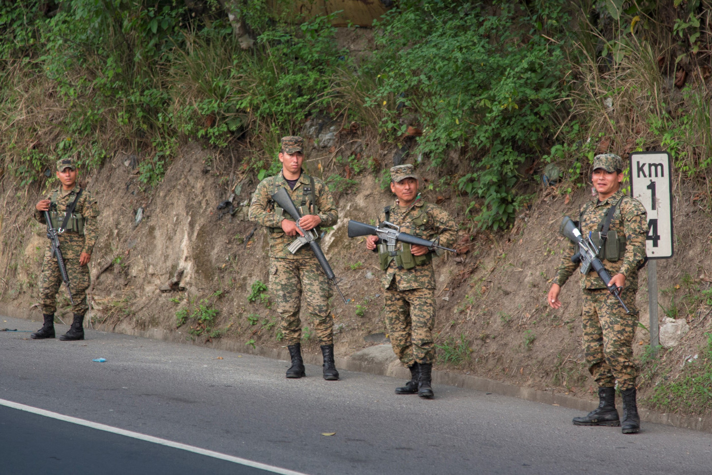 Militärpatrouille an einer Ausfallstraße der salvadorianischen Hauptstadt San Salvador. Foto (Symbolbild): Adveniat/Jürgen Escher