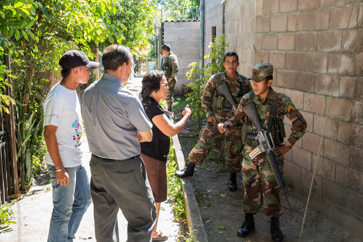 Militär patrouilliert in einem Armenviertel von San Salvador und kontrolliert gezielt mutmaßliche Mara-Mitglieder - hier im Beisein von Weihbischof Gregorio Rosa Chávez (2.v.r.). Foto (Symbolbild): Adveniat/Achim Pohl