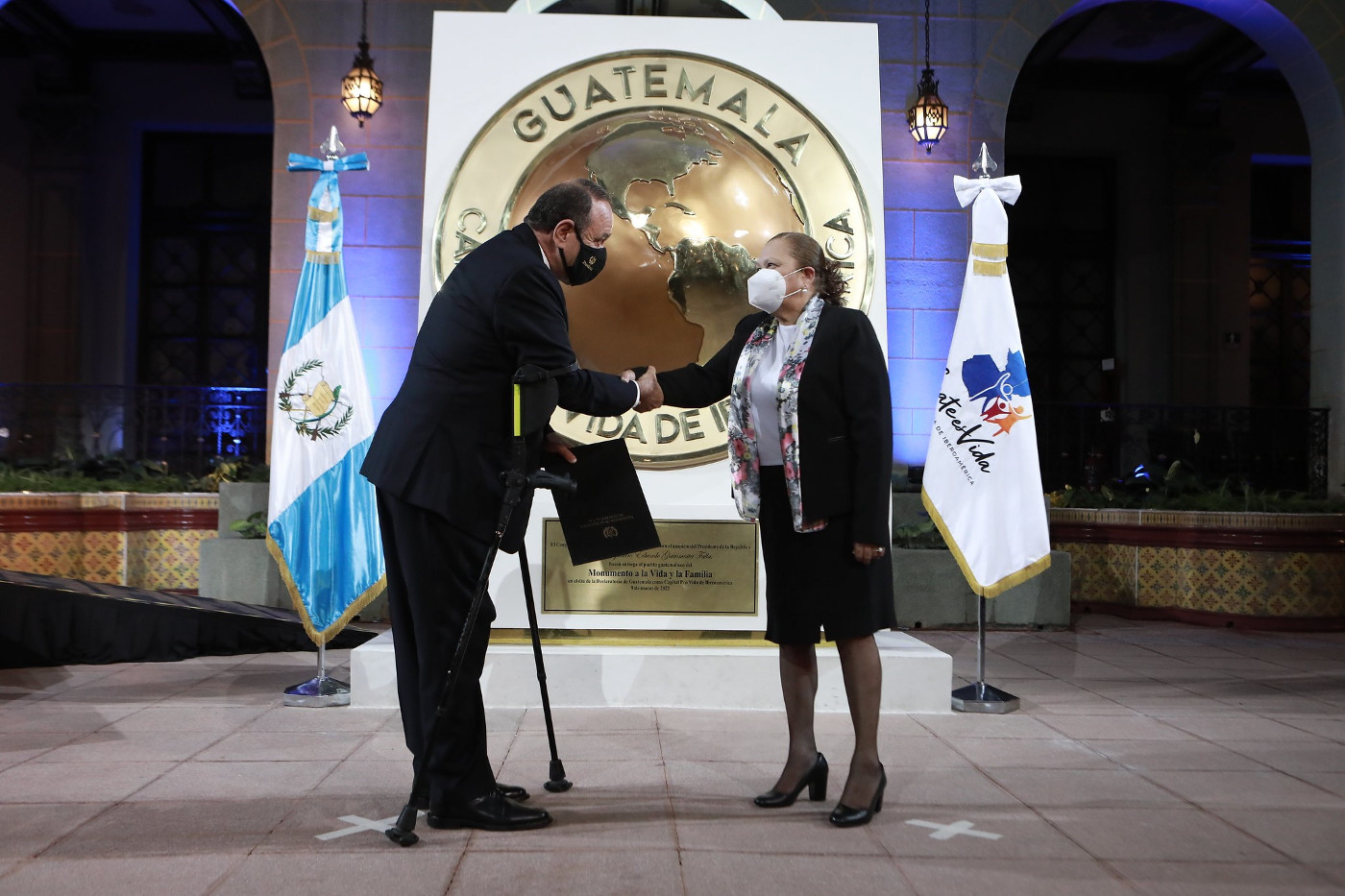 Guatemalas Präsident Alejandro Giammattei überreicht Consuelo Porras am 16. Mai 2022 die Ernennungsurkunde als Generalstaatsanwältin. Foto: Consuelo Porras, Gobierno de Guatemala, CCO1.0