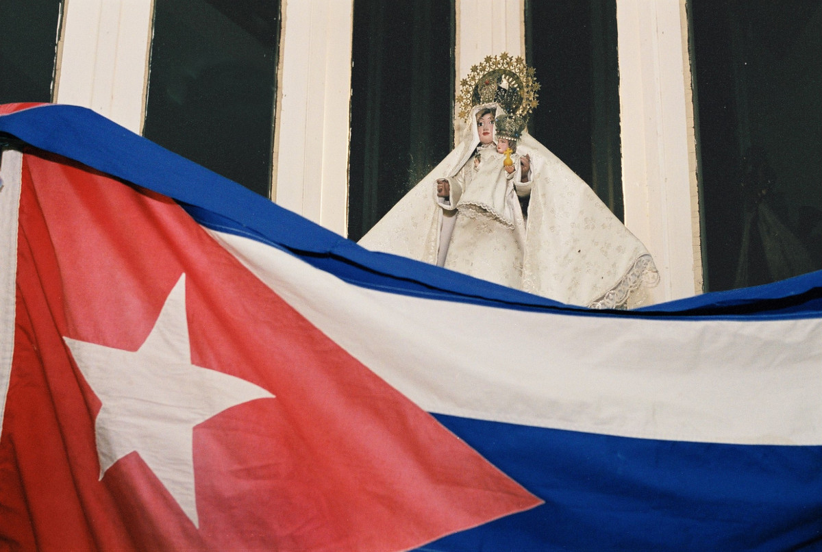 Kuba-Fahne mit Marienfigur. Foto (Symbolbild): Adveniat/Cathia Hecker