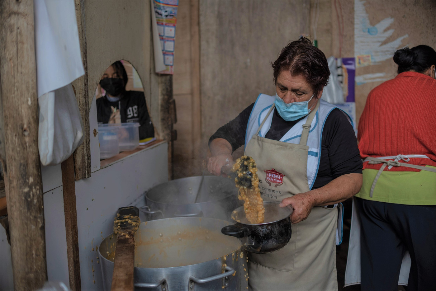 In der Gemeinschaftsküche Tres Marías in der Pfarrei „Cristo Misionero del Padre“ in Chorrillos, einem Armenviertel von Lima, werden seit Beginn der Corona-Pandemie täglich 150 warme Mahlzeiten für Bedürftige ausgegeben. Foto: Adveniat/Luisenrrique Becerra
