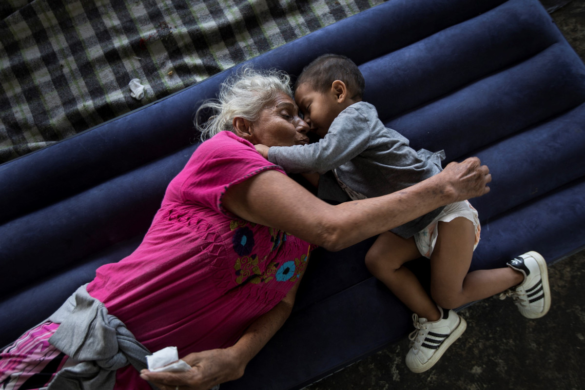 Die dreiundsiebzig Jahre alte Großmutter Amanda Brebe umarmt ihren fast zweijährigen Neffen Jeremy in einer Migrantenunterkunft in Juchitan, Oaxaca, Mexiko. Für sie ist die US-mexikanische Grenze noch einige tausend Kilometer entfernt. Foto (Symbolbild): Adveniat/Hans-Máximo Musielik