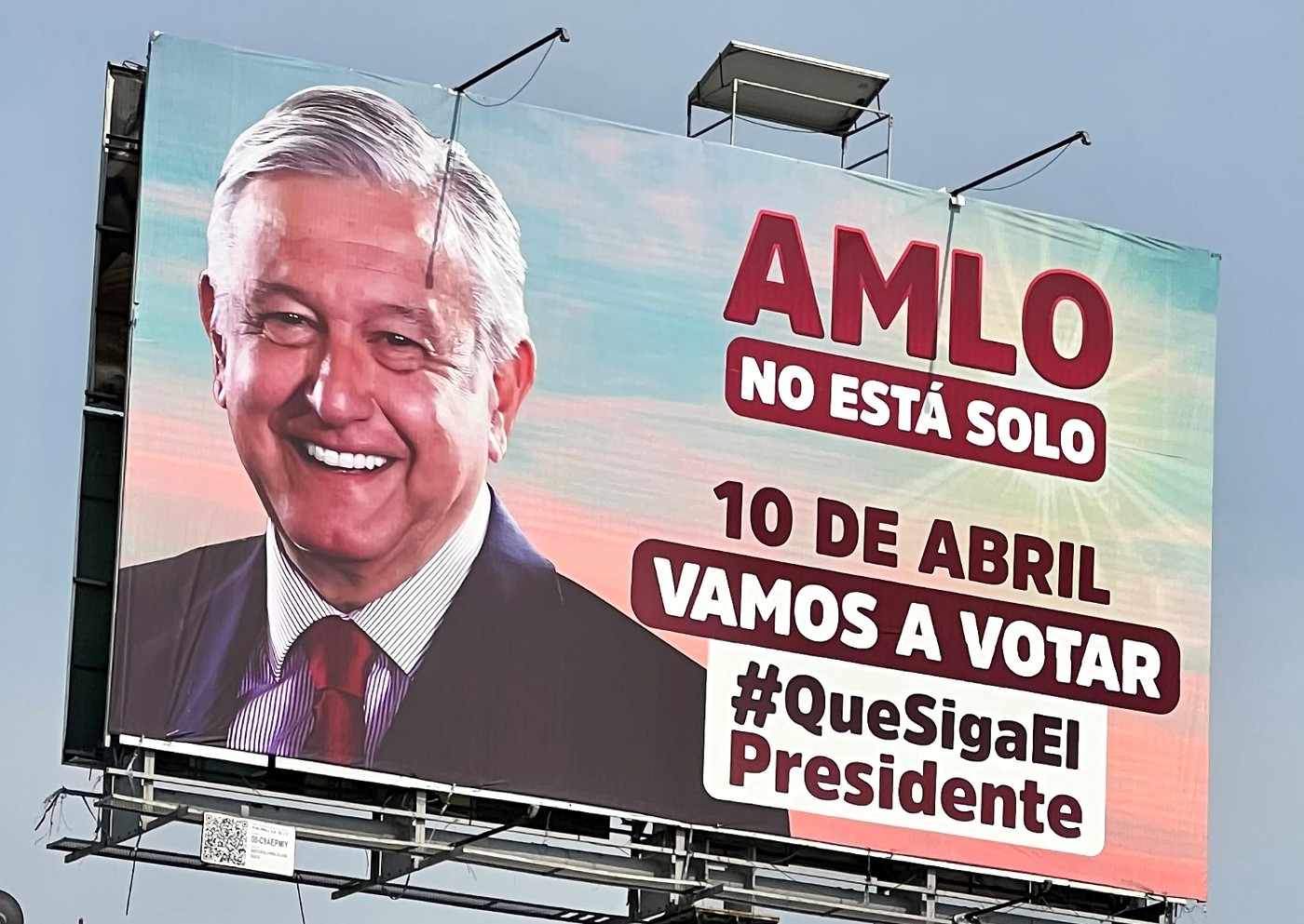 "AMLO ist nicht allein. Wählen wir, damit der Präsident bleibt!" steht auf dem Wahlplakat. Foto: Klaus Ehringfeld