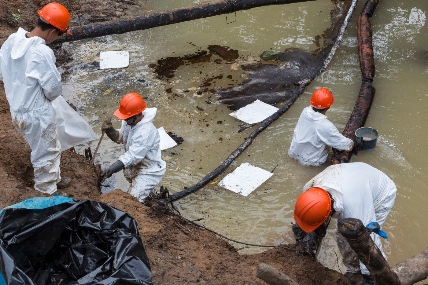 Arbeiter der Firma Pedroperu versuchen, die Umweltschäden zu beseitigen, die in der peruanischen Amazonasregion Chiriaco durch ein Ölpipeline-Leck entstanden sind. Foto (Symbolfoto): Adveniat/Jürgen Escher