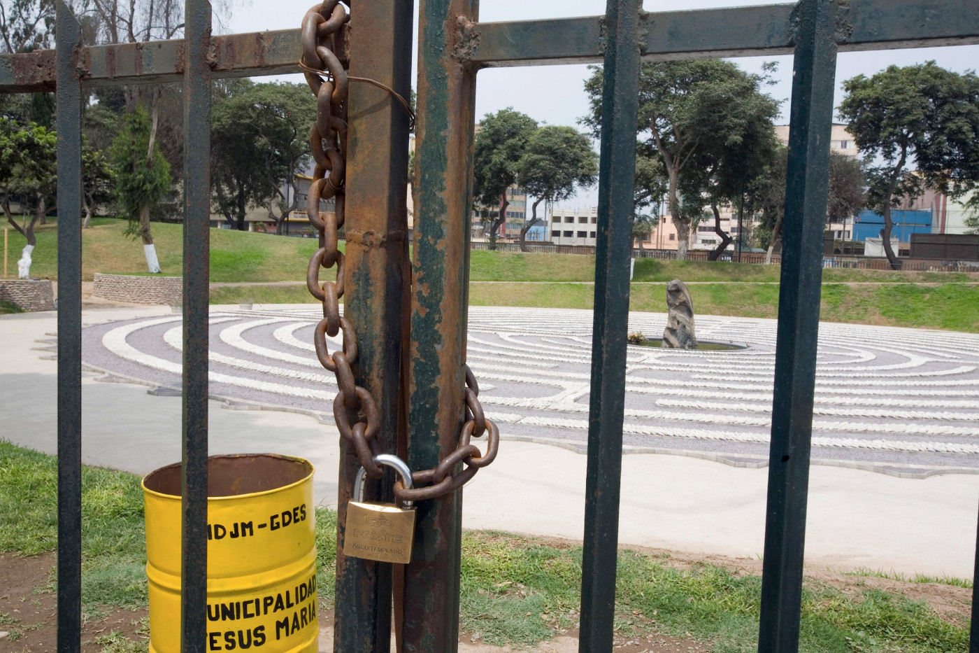 Versperrtes Tor vor dem Denkmal für die Opfer des Bürgerkieges "El ojo que llora" (Das Auge, das weint) in einem Park in Perus Hauptstadt Lima. Foto (Symbolbild): Adveniat/Achim Pohl