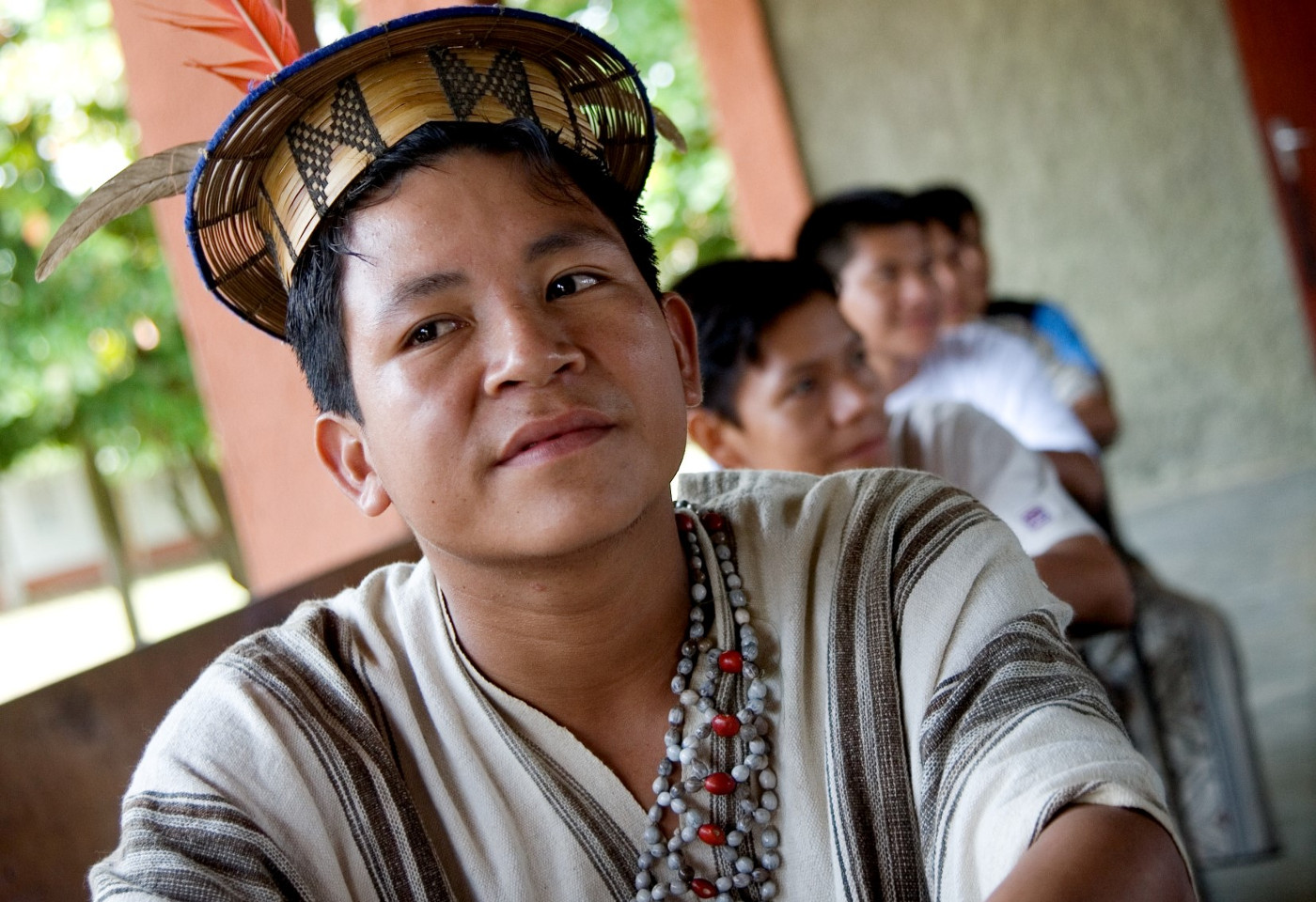 Traditionell gekleideter indigener Student vom Volk der Ashaninka, Peru. Foto: Adveniat/Martin Steffen