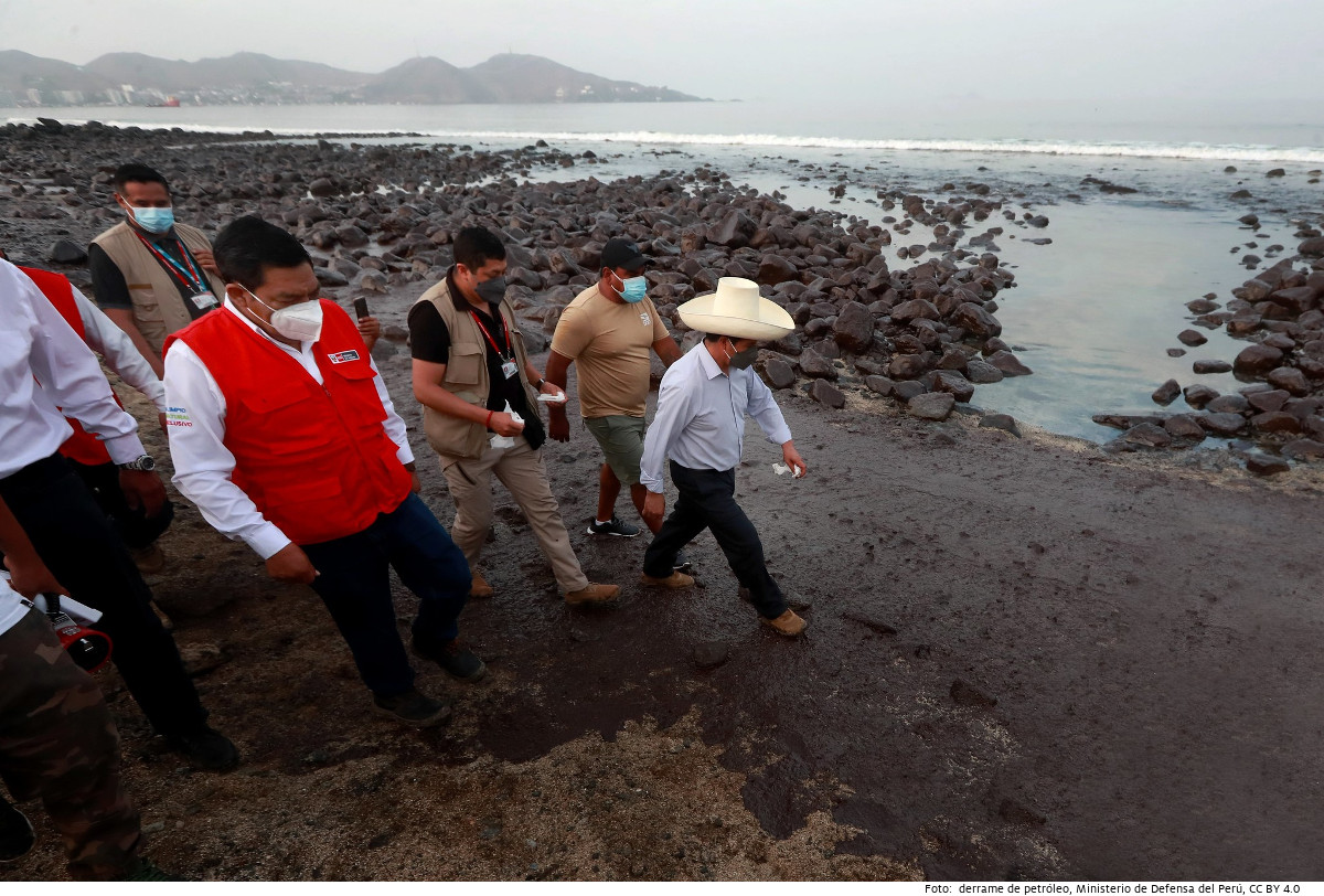 Perus Präsident Pedro Castillo begutachtet am 25. Januar dieses Jahres die Verschmutzung am Strand von Ancón, nachdem 1,9 Mio Liter Öl beim Beladen eines Schiffes ins Meer gelaufen waren. Foto: derrame de petróleo, Ministerio de Defensa del Perú, CC BY 4.0