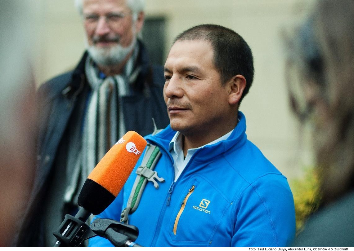 Der peruanische Landwirt Saúl Luciano Lliuya bei einem Gerichtstermin in Essen im November 2016. Foto: Saúl Luciano Lliuya, Alexander Luna, CC BY-SA 4.0​​​​​​​, Zuschnitt