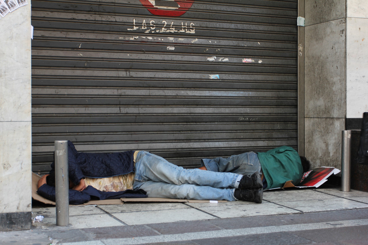 Immer mehr Menschen in Argentinien geraten in Armut: Zwei Obdachlose schlafen in der Fußgängerzone der Hauptstadt Buenos Aires. Foto: Adveniat/Markus Matzel