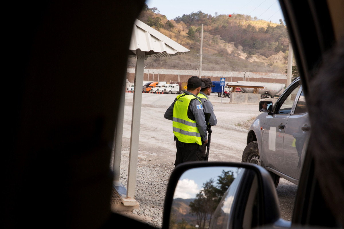 Sicherheitsleute am Eingang einer Mine in Guatemala. Foto (Symbolbild): Adveniat/Achim Pohl
