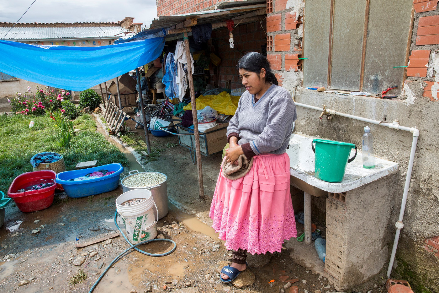 Aymara-Frau in El Alto, Bolivien, vor ihrem Haus. Foto (Symbolbild): Adveniat/Achim Pohl