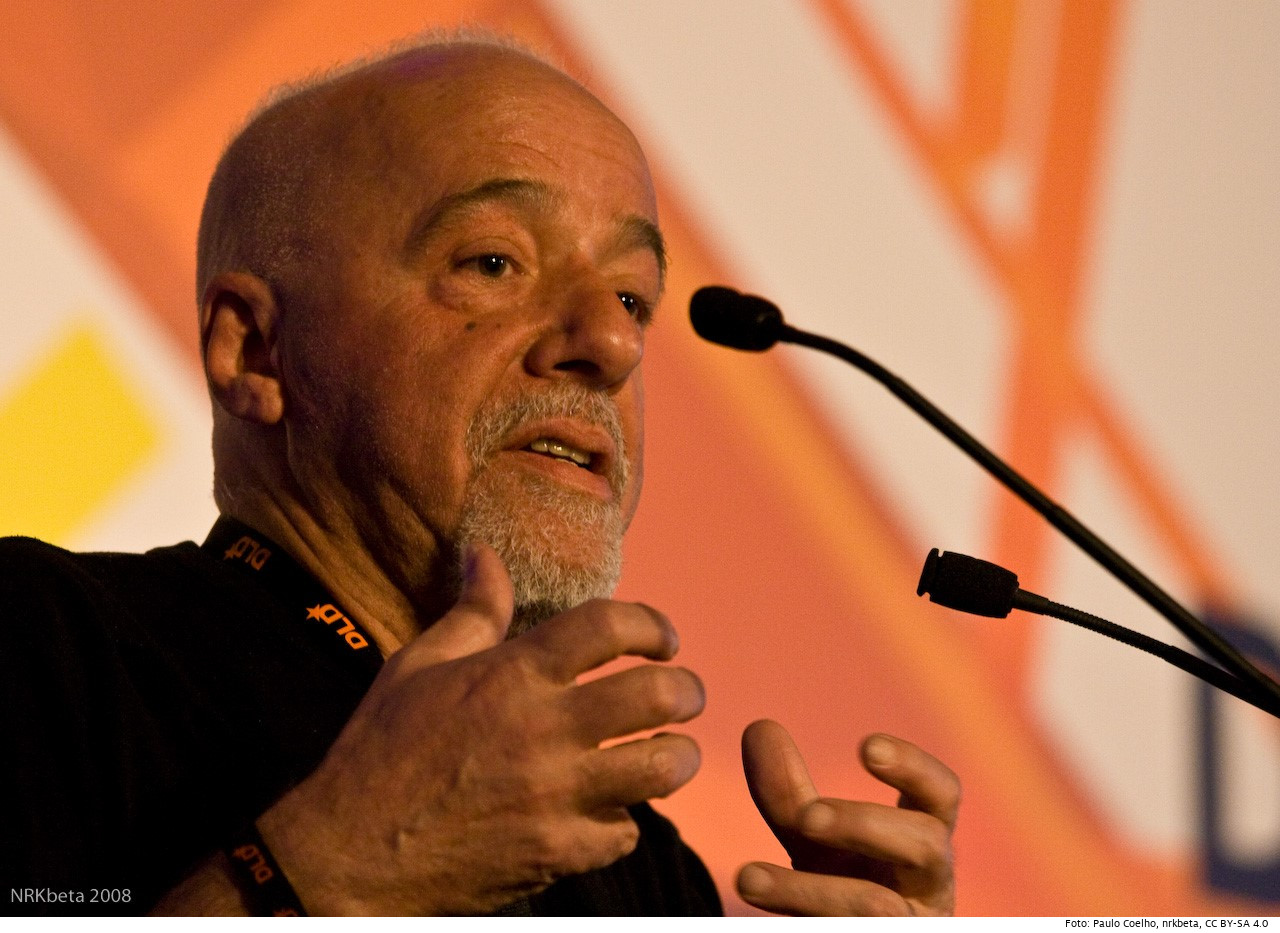 Der brasilianische Bestsellerautor Paulo Coelho feiert am 24. August 2022 seinen 75. Geburtstag. Foto: Paulo Coelho, nrkbeta, CC BY-SA 4.0