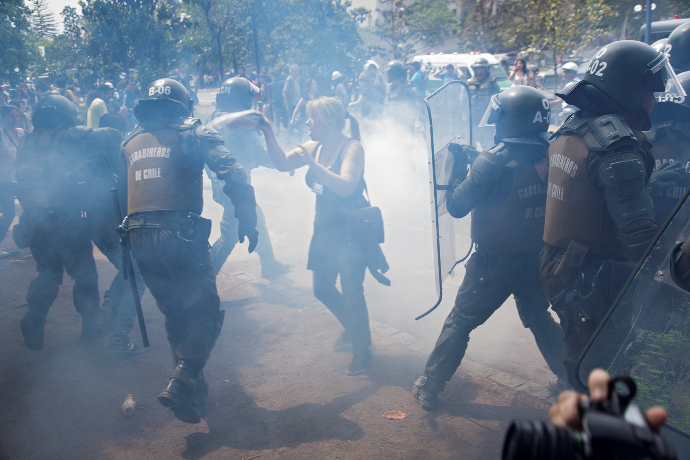 Bildungsproteste im Jahr 2012 in Chiles Hauptstadt Santiago. Die Polizei geht mit Tränengas gegen die Demonstrierenden vor. Foto (Symbolbild): Adveniat/Jürgen Escher