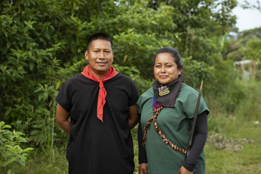 Die indigenen Umweltschützer Alex Lucitante und Alexandra Narváez aus Ecuador, Gewinner des Goldman-Umweltpreises 2022. Foto: Goldman Environmental Prize