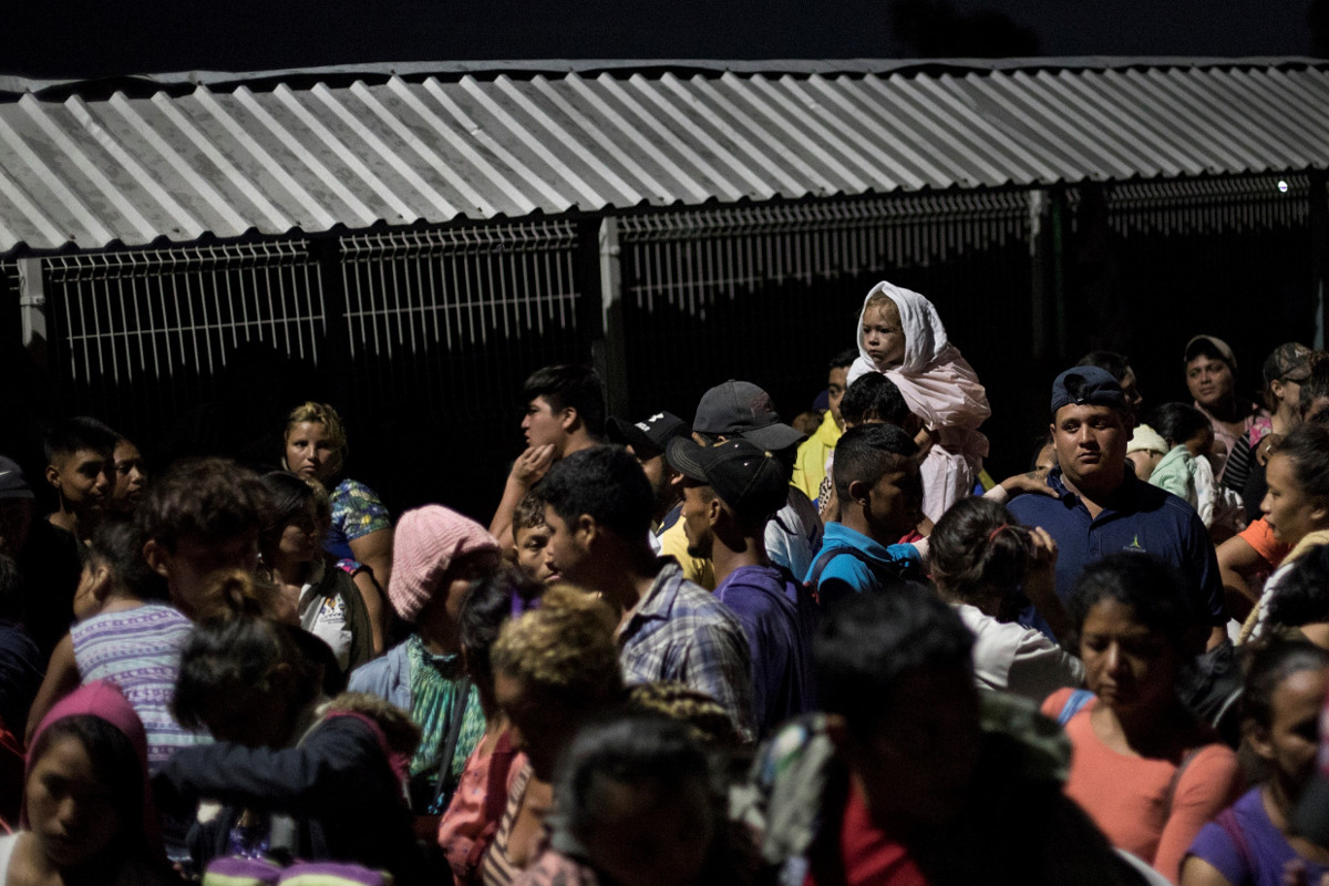 Auf der Grenzbrücke zwischen Guatemala und Mexiko warten hunderte von Migranten darauf, nach Mexiko einreisen zu dürfen. Foto (Archiv 2018): Adveniat/Hans-Máximo Musielik