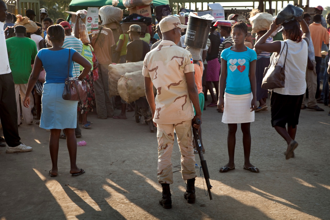 Am Grenzübergang in Dajabón eilen die Markthändler kurz vor Schließung über die Grenzbrücke, die über den Fluss Massacre zurück nach Haiti führt. Dabei kommt es immer wieder zu Konflikten mit den Militärs. Foto (Symbolbild): Adveniat/Jürgen Escher