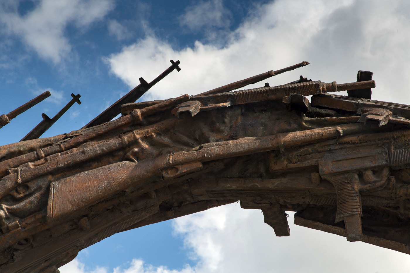 Für das Friedens-Denkmal „Schwerter zu Pflugscharen“ des Bildhauers Rodrigo Arenas Betancur haben die ehemaligen Guerilla-Kämpfer der M-19 in den 90er Jahren ihre Waffen abgegeben, die dann eingeschmolzen wurden. Das Kunstwerk steht in der kolumbianischen Stadt Pasto. Foto: Adveniat/Jürgen Escher