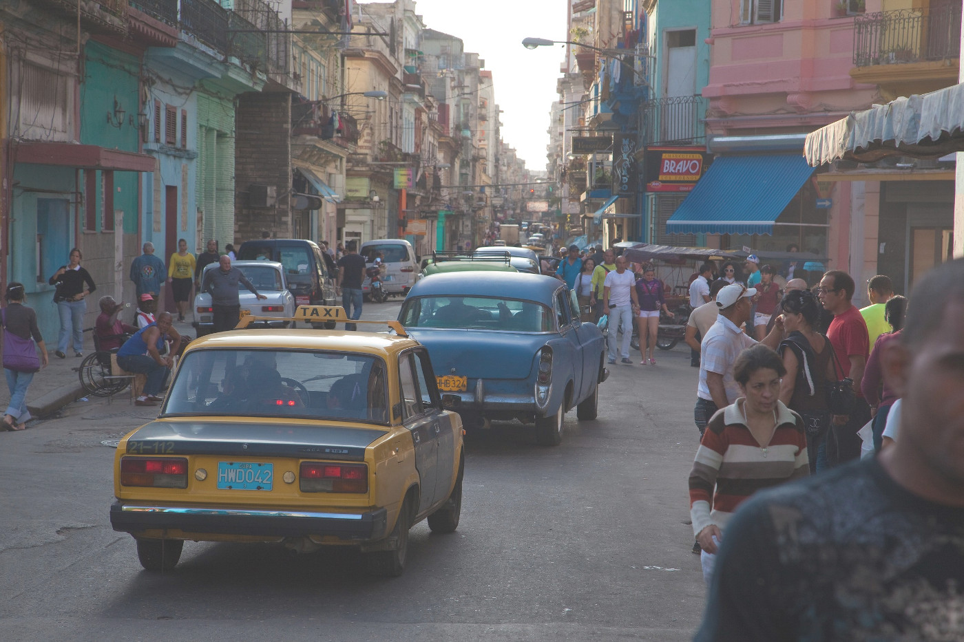 Geschäftiges Treiben in der Altstadt von Havanna, Kubas Hauptstadt. Foto (Symbolbild): Adveniat/Martin Steffen