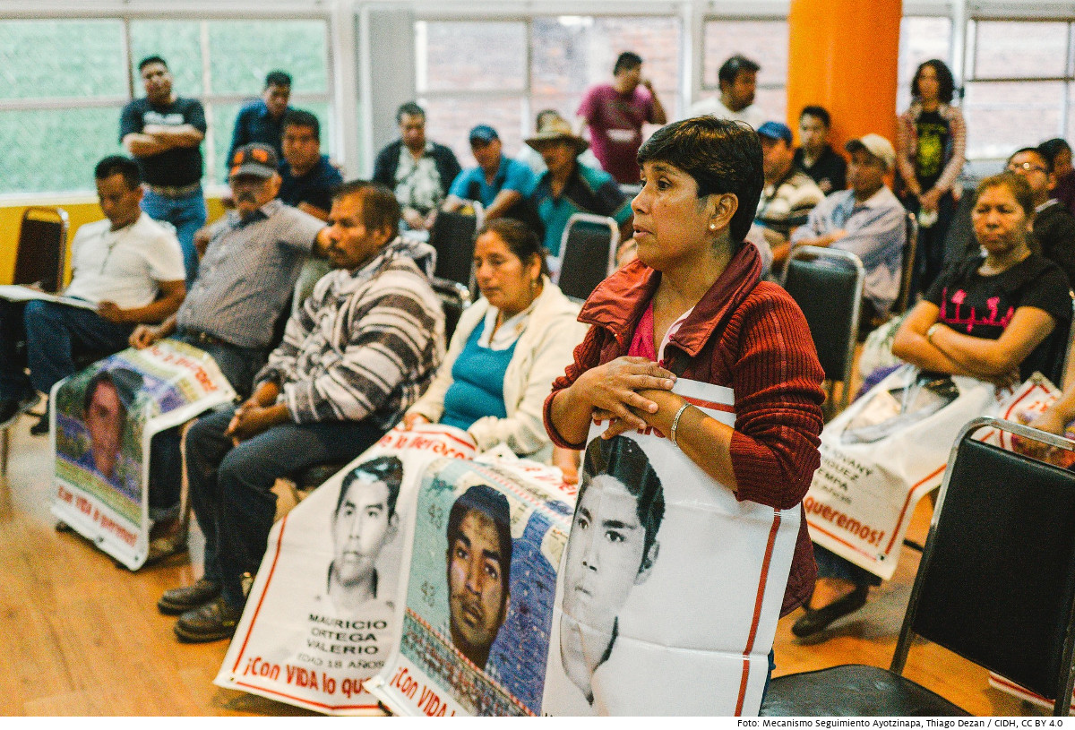 Im September 2018 trafen sich Vertreter der Interamerikanischen Kommission für Menschrechte mit Angehörigen der 43 verschwundenen Studenten von Ayotzinapa. Foto: Mecanismo Seguimiento Ayotzinapa, Thiago Dezan / CIDH, CC BY 4.0