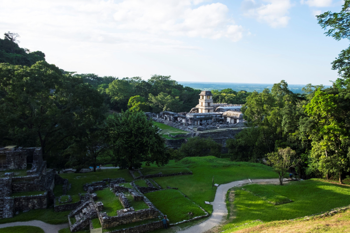 Die geplante Eisenbahnstrecke "Tren Maya" auf der Yucatán-Halbinsel soll auf 1.525 Kilometern an historischen Stätten der Maya entlangführen. Foto (Maya-Tempel in Palenque): Adveniat/Matthias Hoch