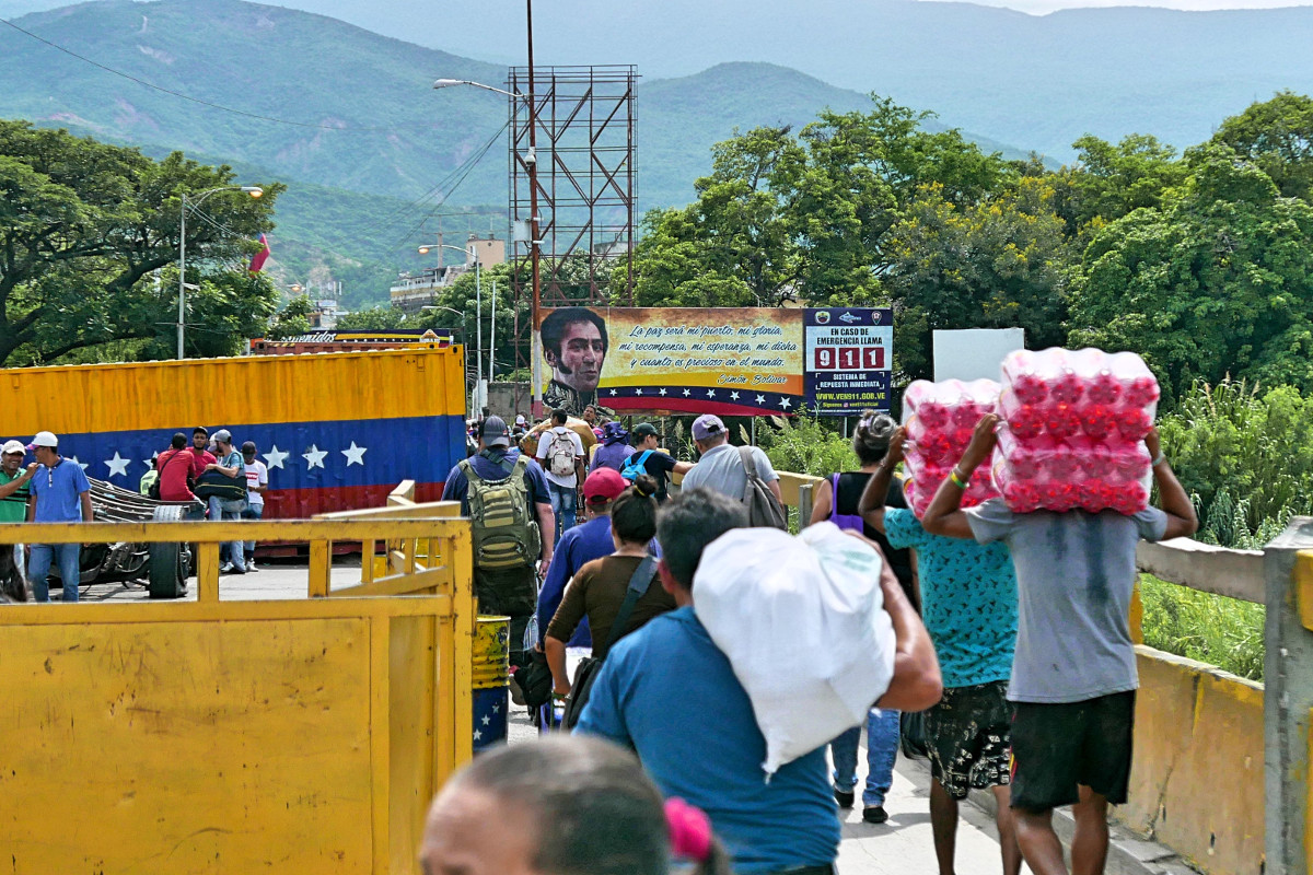 Geschäftiges Treiben auf der kolumbianisch-venezolanischen Grenzbrücke bei Cúcuta mit Blickrichtung nach Venezuela. Foto (2019): Adveniat/Lichterbeck