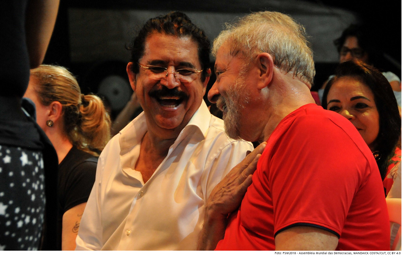 Der honduranische Ex-Präsident Manuel Zelaya (links) und Brasiliens ehemaliger Staatschef Lula da Silva (rechts) beim Weltsozialforum 2018 in Salvador de Bahía, Brasilien. Foto (Symbolbild): FSM2018​​​​​​​, WANDAICK COSTA/CUT, CC BY 4.0