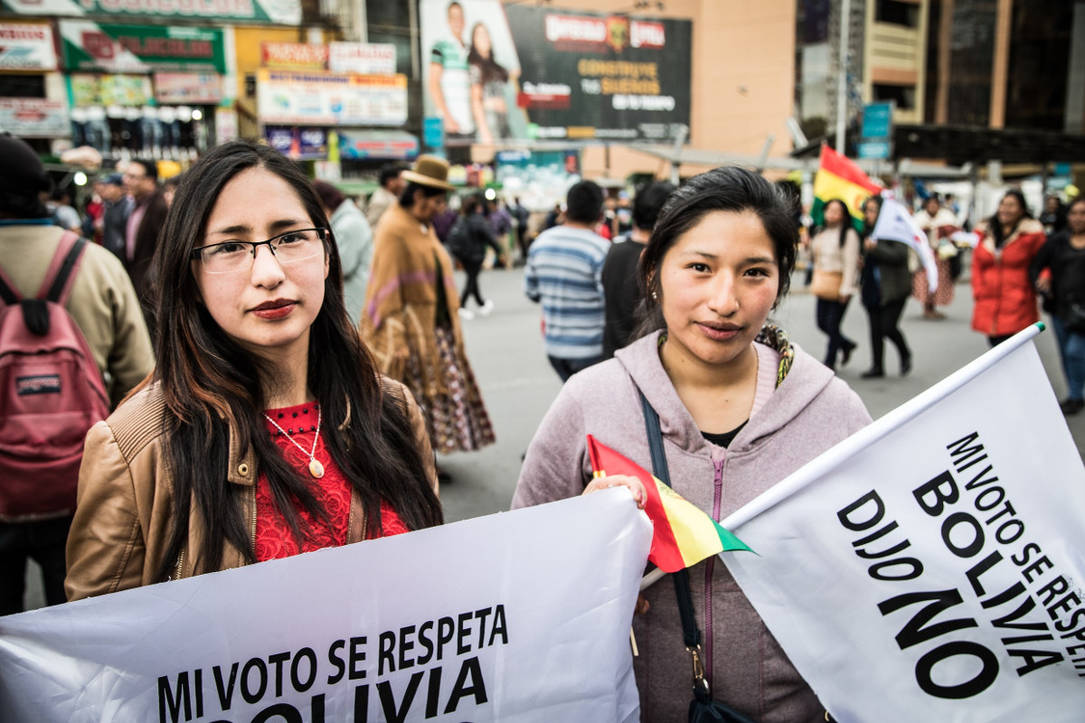 Zwei Studentinnen demonstrieren am 10. Oktober, dem Tag der Demokratie, in La Paz für die Wahrung demokratischer Regeln in der Politik. Foto (2018): Adveniat/Martin Steffen