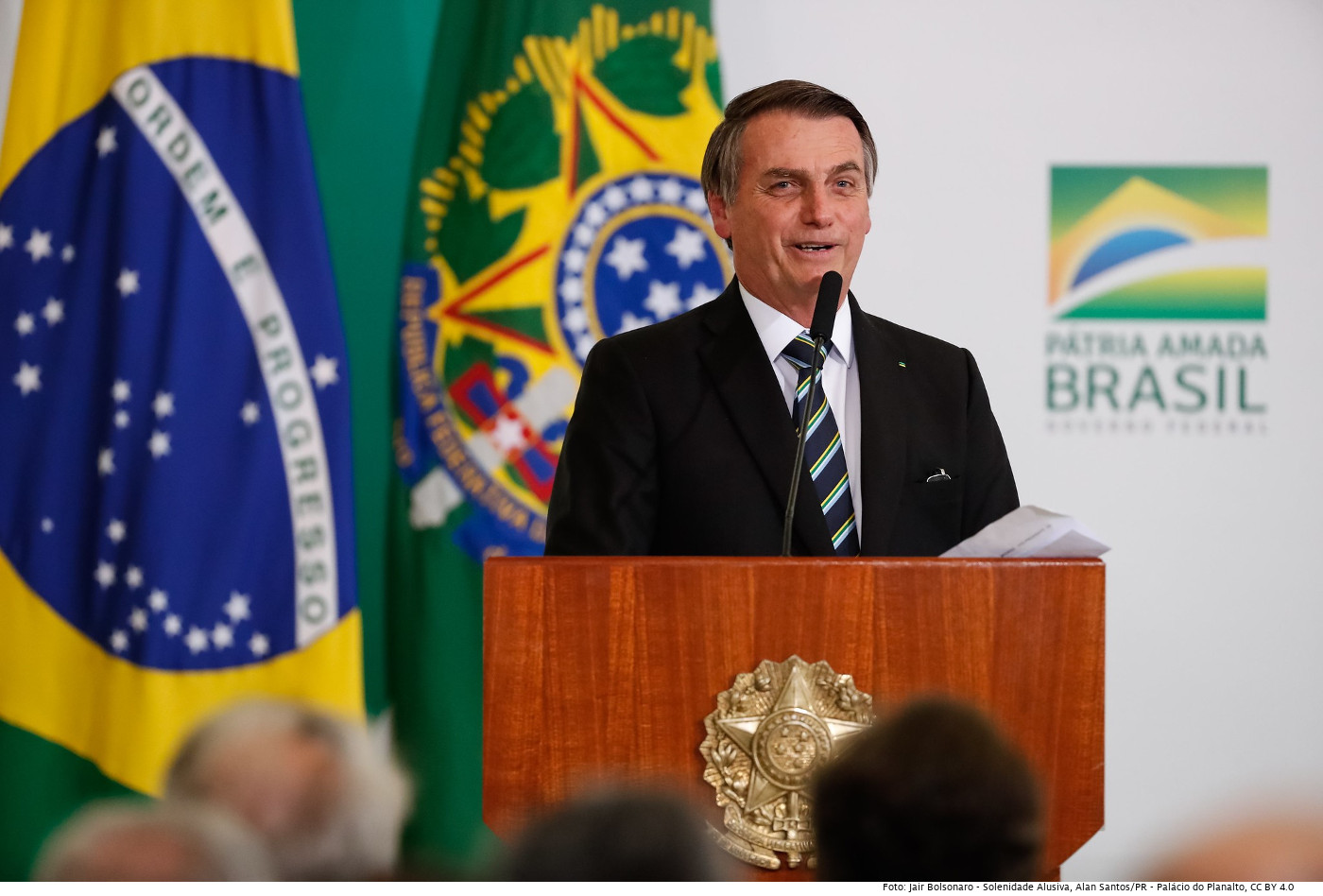 Brasiliens Präsident Jair Bolsonaro arbeitet mit falschen Behauptungen, um die Gunst der Wähler zu erhalten. Foto (2019): 18/07/2019 Solenidade Alusiva, Alan Santos/PR, Palácio do Planalto, CC BY 4.0