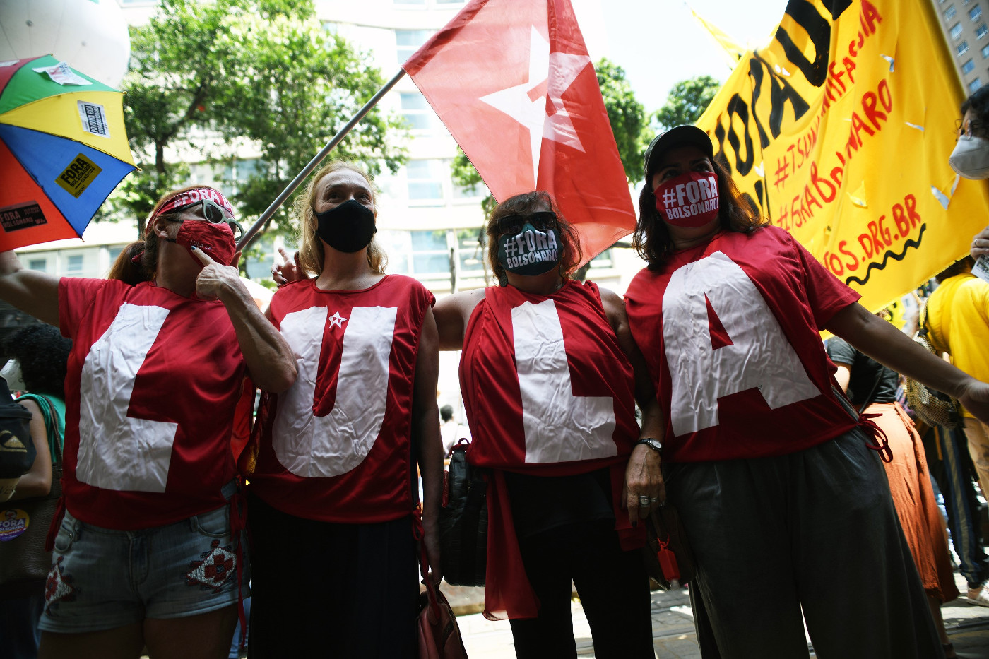 Anhängerinnen des ehemaligen brasilianischen Präsidenten und jetzigen Kandidaten Lula da Silva nehmen an einer Anti-Bolsonaro-Demonstration in Rio de Janeiro teil. Foto (2021): Adveniat/Tobias Käufer