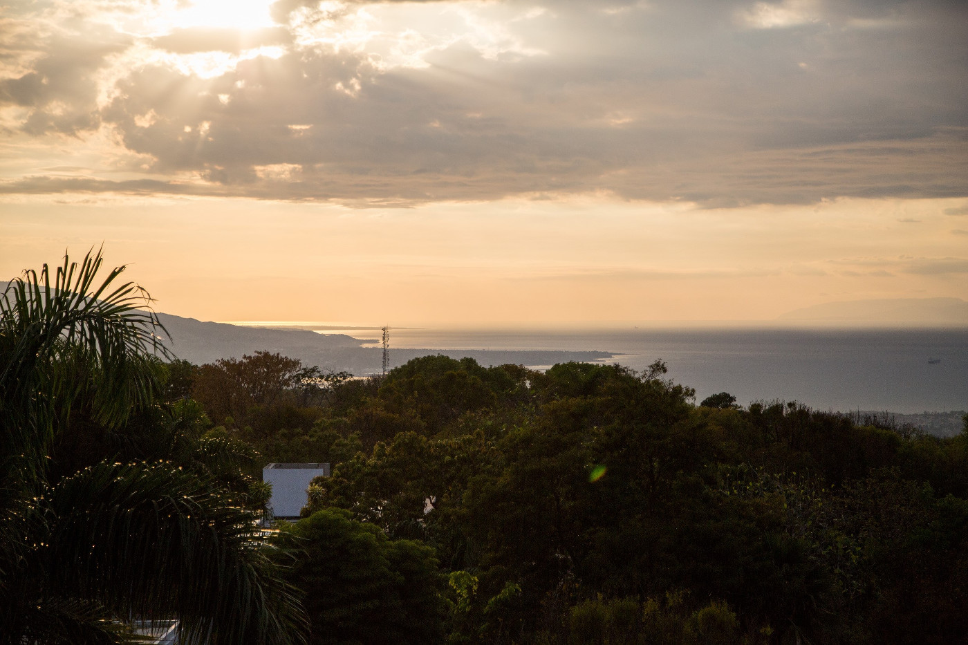Panorama-Blick auf die Küste bei JHaitis Hauptstadt Port-au-Prince. Foto: Adveniat/Martin Steffen