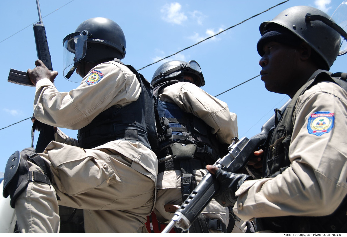 Schwer bewaffnete haitianische Polizisten. Foto (Symbolbild): Riot Cops, Ben Piven, CC BY-NC 4.0