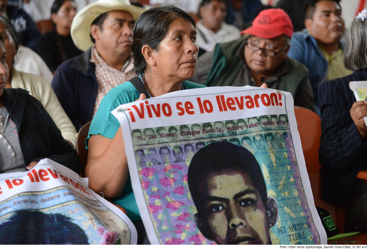 2015 besuchte eine Delegation der Interamerikanischen Kommission für Menschenrechte Ayotzinapa, um mit den Angehörigen der verschwundenen Lehramtsstudenten zu sprechen. Foto: CIDH visita Ayotzinapa, Daniel Cima/CIDH, CC BY 4.0