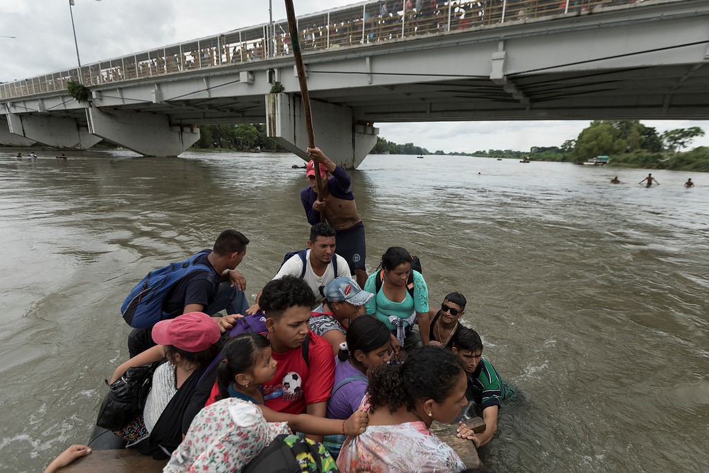Den Rio Suchiate, Grenzfluss zwischen Guatemala und Mexiko, überqueren viele Migranten täglich ohne offizielle Einreiseerlaubnis mit Flößen. Ihr Ziel sind die USA. Foto: Adveniat/Hans-Máximo Musielik