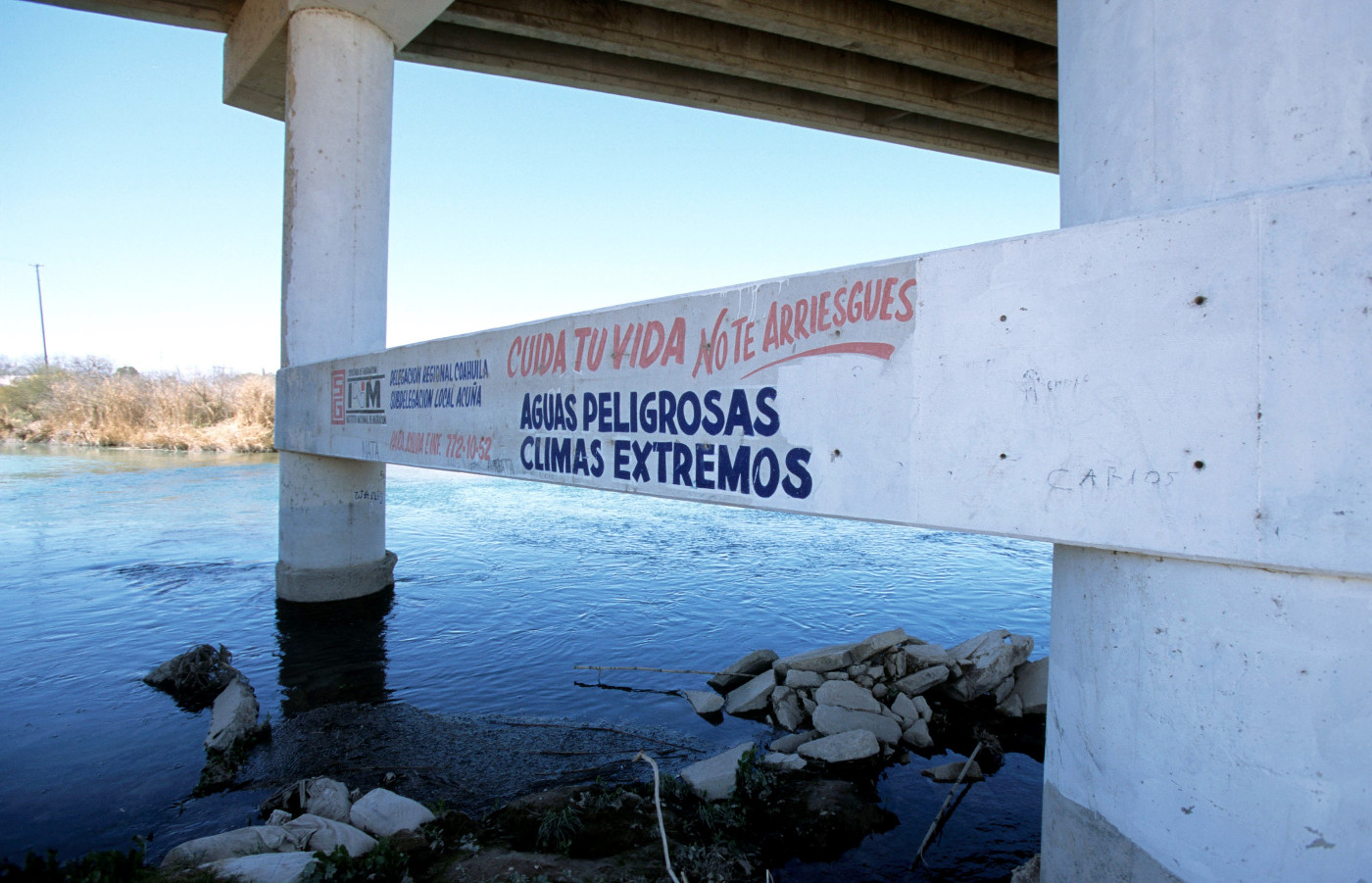 Warnschild vor Strömungen im Rio Grande, dem Grenzfluss zwischen Mexiko und den USA. Foto: Adveniat/Achim Pohl