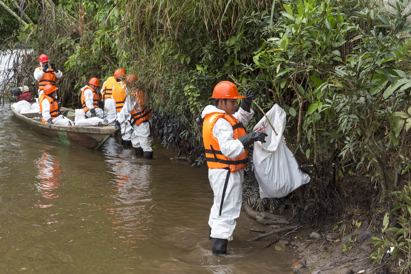 Mit Hunderten von Arbeitern versuchte die Firma Petroperú 2016 die Schäden in der Amazonasregion Chiriaco, die ein Ölpipeline-Leck verursacht hatte, zu beseitigen. Jetzt ist die Region wieder betroffen. Foto: Adveniat/Jürgen Escher