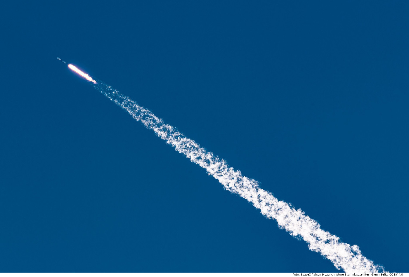 Start eines Satelliten. Foto: SpaceX Falcon 9 Launch, Glenn Beltz, CC BY 4.0