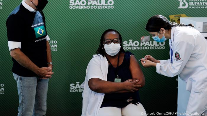 Eine 54-jährige Krankenschwester wird als erste Bürgerin in Brasilien gegen das Coronavirus geimpft. 