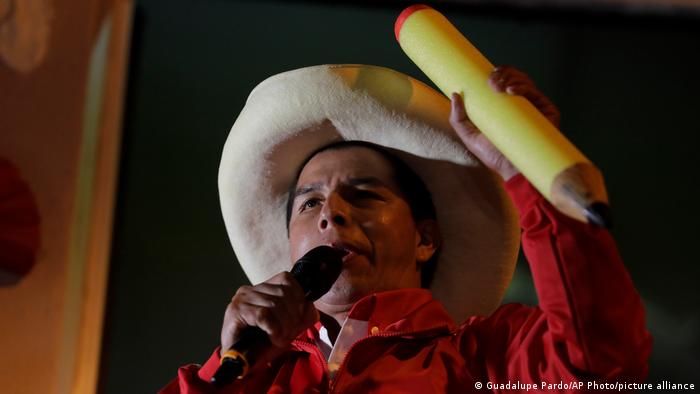 Der Bleistift ist das Symbol seines Wahlkampfs: Präsidentschaftskandidat Pedro Castillo. Foto: Guadalupe Pardo/AP Photo/picture alliance
