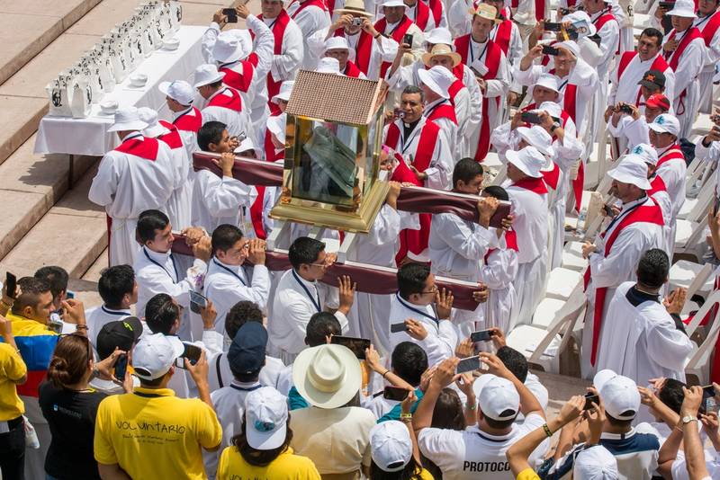 Priester tragen den Reliquienschrein mit dem blutbefleckten Hemd Oscar Romeros.