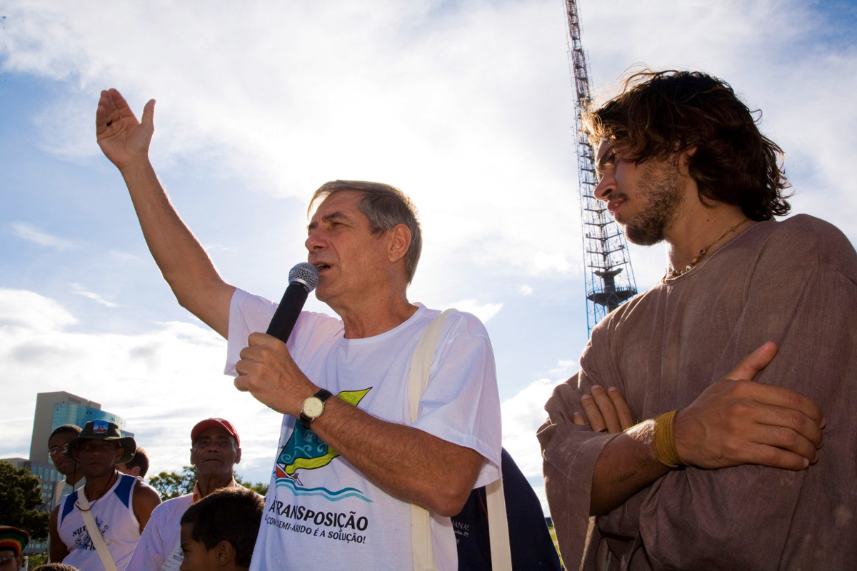 Bischof Flavio Cappio (links) bei einer Demonstration mit mehrtägigem Protestcamp gegen die Umleitung des Rio Sào Francisco im Jahr 2007 in Brasiliens Hauptstadt Brasilia. Foto: Adveniat/Jürgen Escher