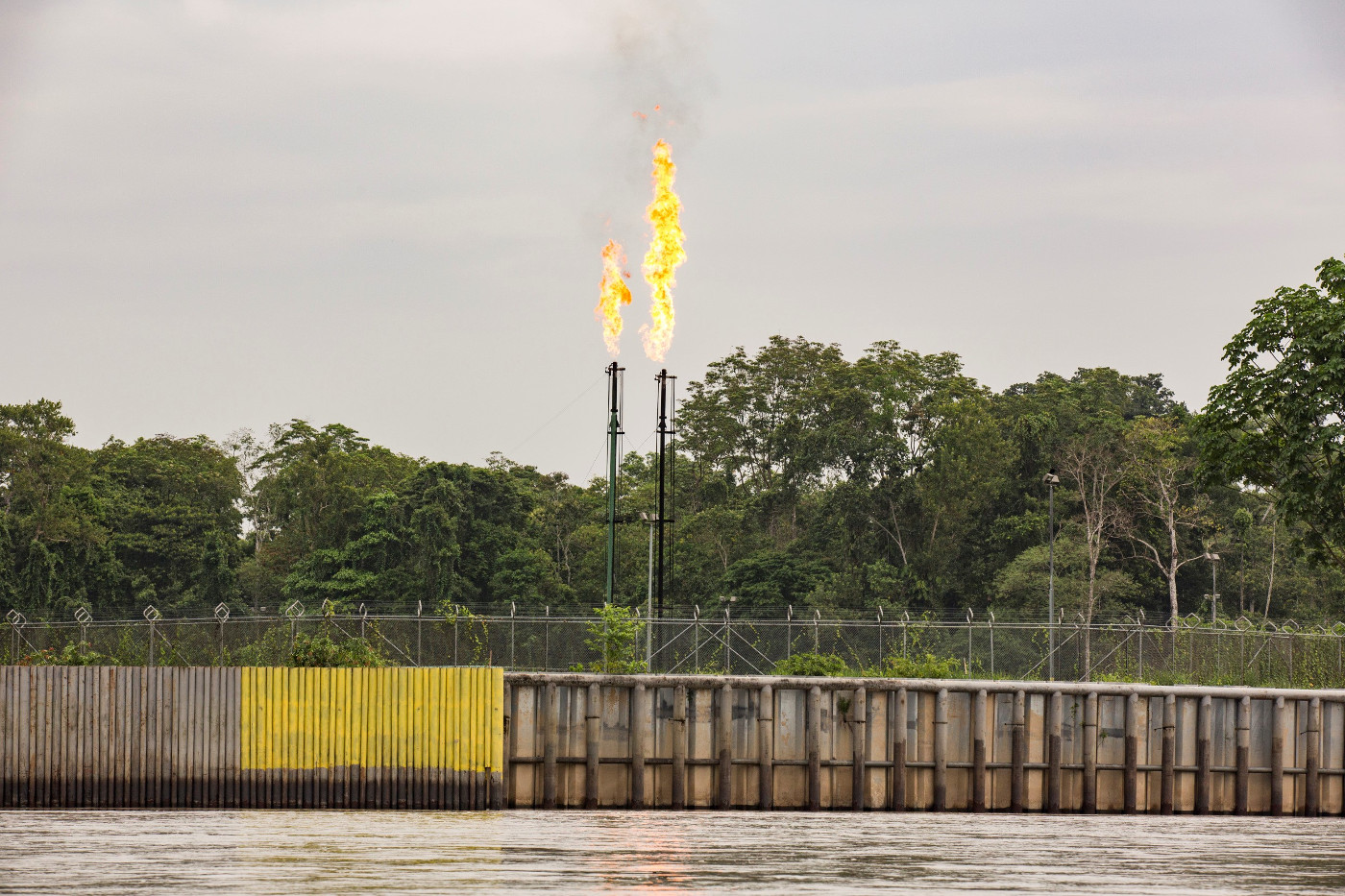 Erdöl-Raffinerie am Río Napo im ecuadorianischen Amazonasgebiet. Foto (Symbolbild): Adveniat/Achim Pohl