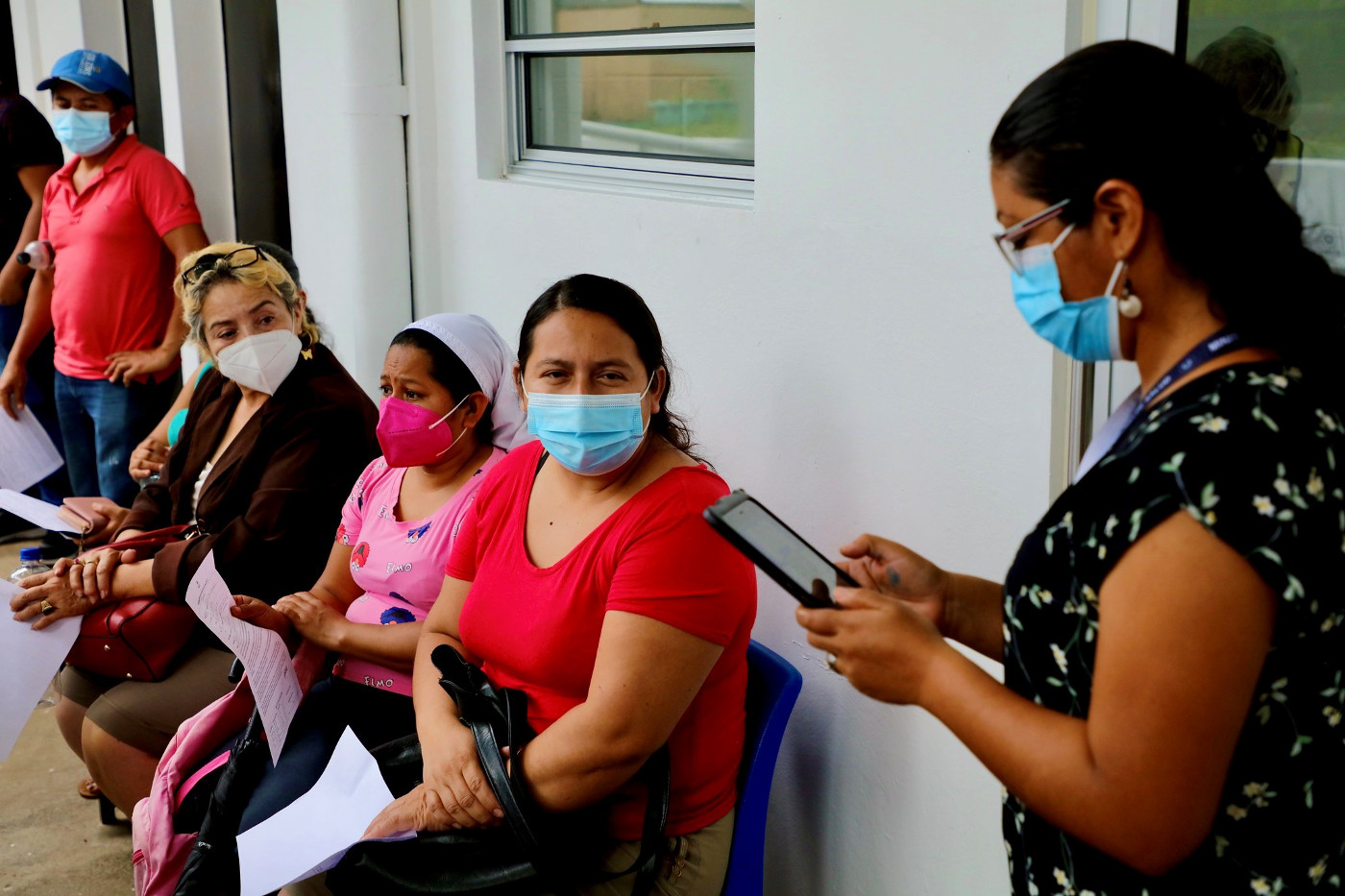 Warten auf die Corona-Impfung: In Ländern, deren Gesundheitswesen eine mangelhafte Infrastruktur aufweist, sind Wege und Wartezeiten lang. Foto (Symbolbild aus El Salvador): Impfzentrum in Zaragoza, US-Botschaft San Salvador, CCO1.0